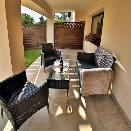 Za Rohom Lejlighed *